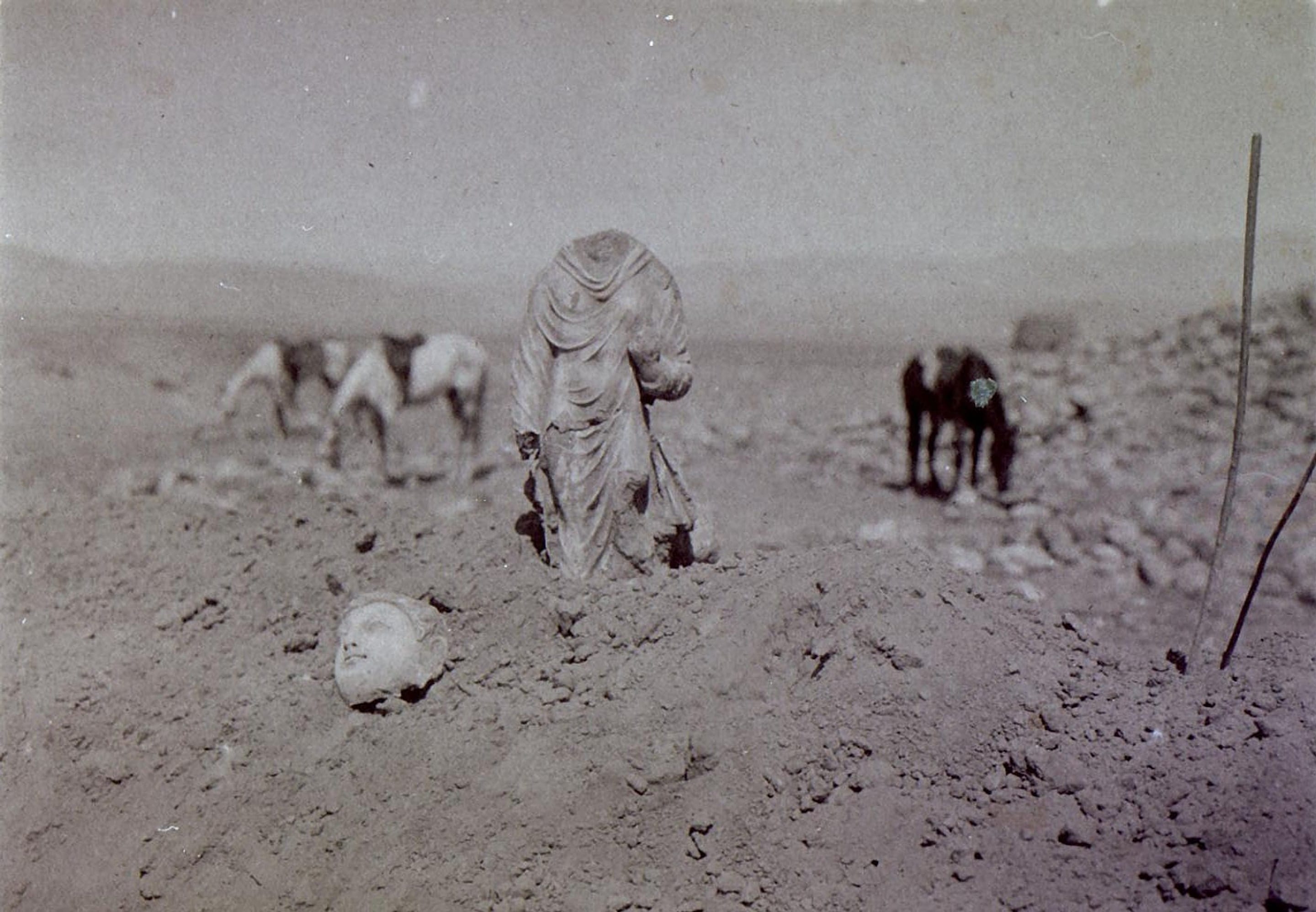 Background image representing the archaeological heritage of Haḍḍa